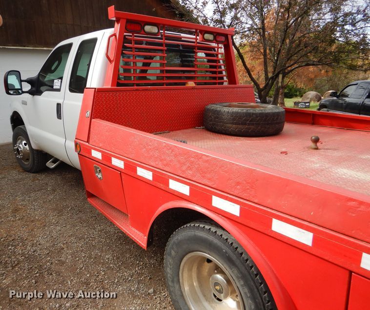 image for item DD4553 2005 Ford F350 Super Duty XLT SuperCab flatbed pickup truck