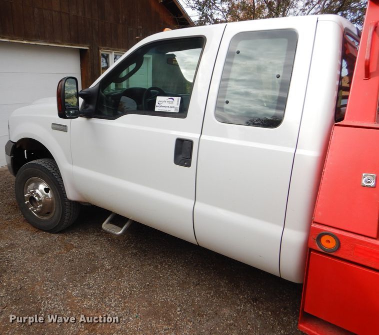 image for item DD4553 2005 Ford F350 Super Duty XLT SuperCab flatbed pickup truck