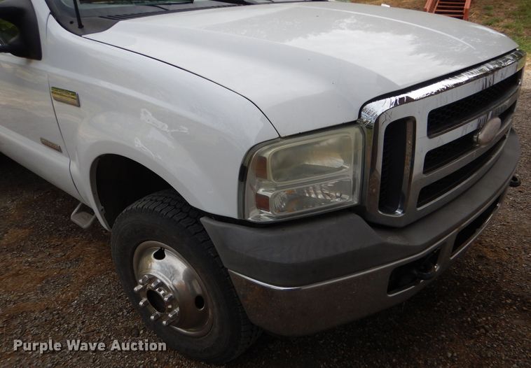 image for item DD4553 2005 Ford F350 Super Duty XLT SuperCab flatbed pickup truck