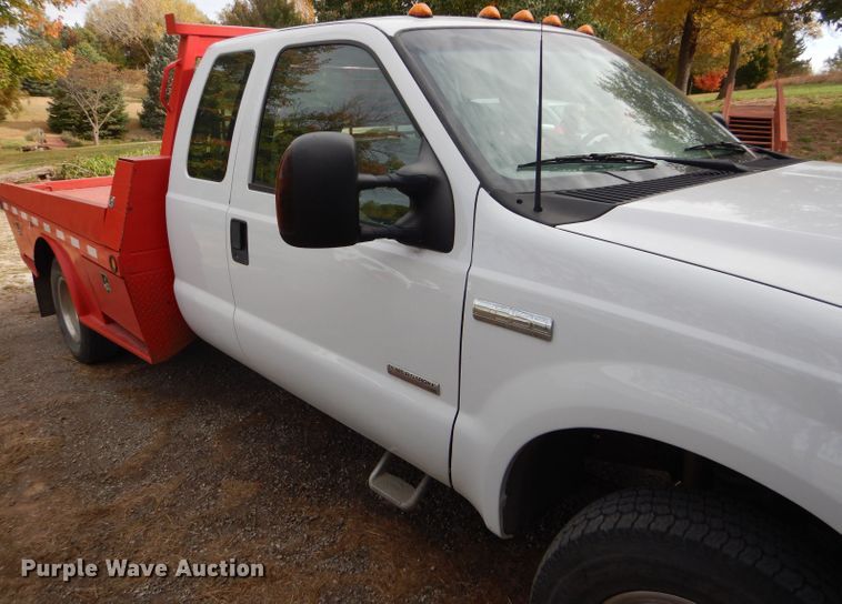 image for item DD4553 2005 Ford F350 Super Duty XLT SuperCab flatbed pickup truck