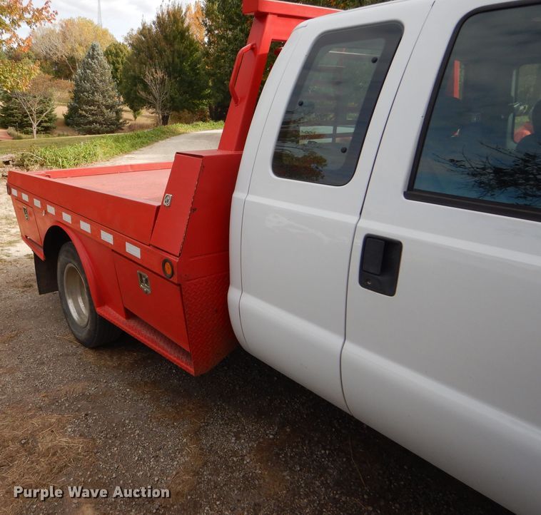 image for item DD4553 2005 Ford F350 Super Duty XLT SuperCab flatbed pickup truck