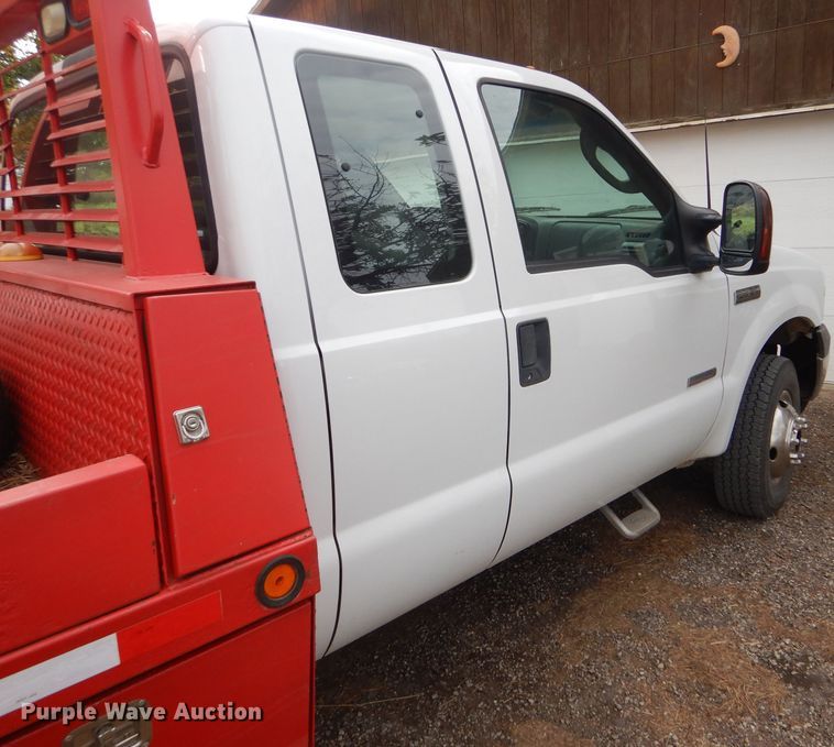 image for item DD4553 2005 Ford F350 Super Duty XLT SuperCab flatbed pickup truck