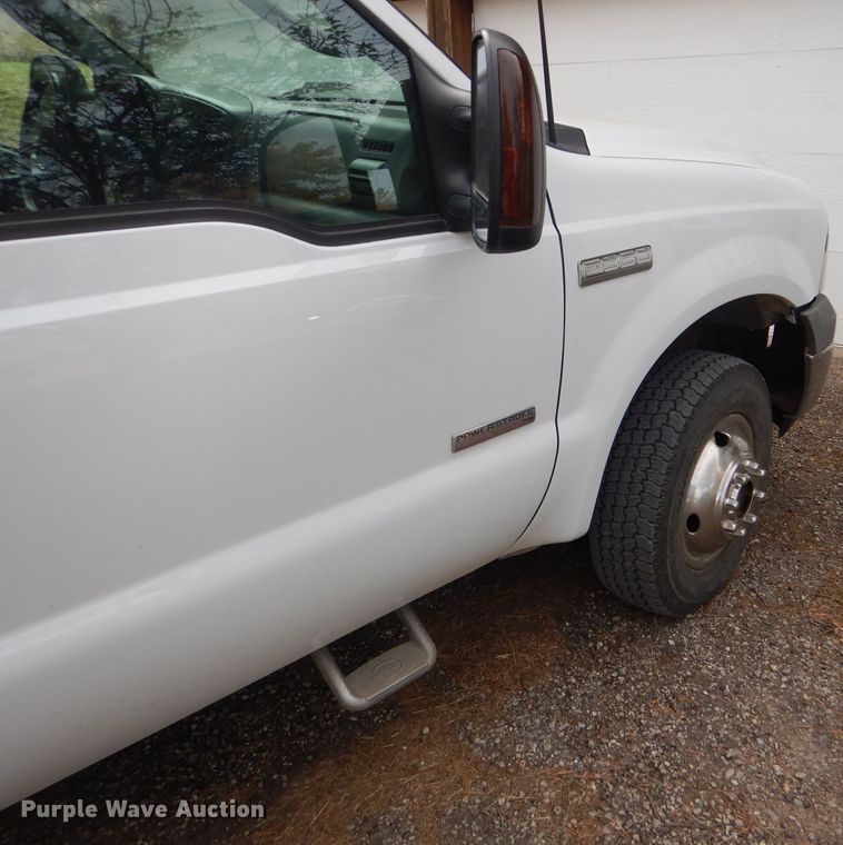 image for item DD4553 2005 Ford F350 Super Duty XLT SuperCab flatbed pickup truck