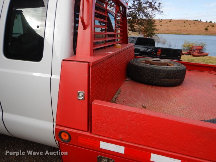 image for item DD4553 2005 Ford F350 Super Duty XLT SuperCab flatbed pickup truck