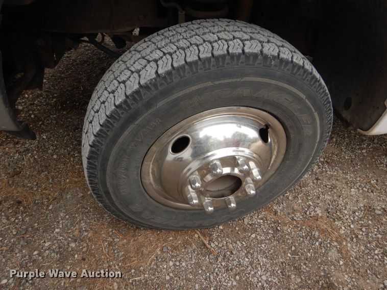 image for item DD4553 2005 Ford F350 Super Duty XLT SuperCab flatbed pickup truck