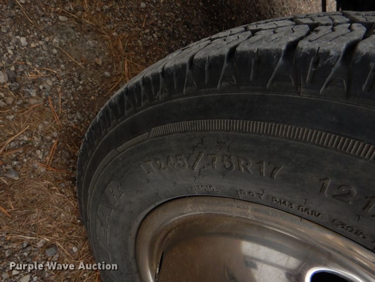 image for item DD4553 2005 Ford F350 Super Duty XLT SuperCab flatbed pickup truck