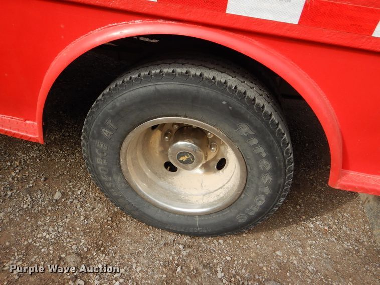 image for item DD4553 2005 Ford F350 Super Duty XLT SuperCab flatbed pickup truck