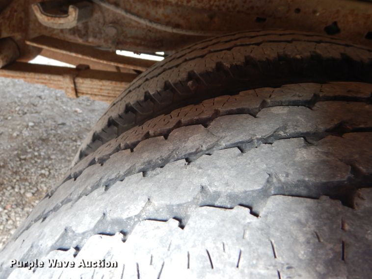 image for item DD4553 2005 Ford F350 Super Duty XLT SuperCab flatbed pickup truck