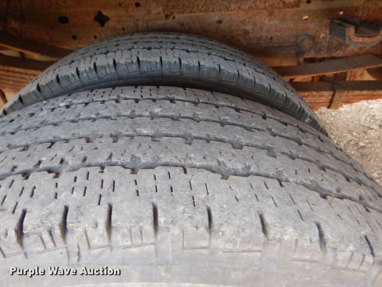 image for item DD4553 2005 Ford F350 Super Duty XLT SuperCab flatbed pickup truck