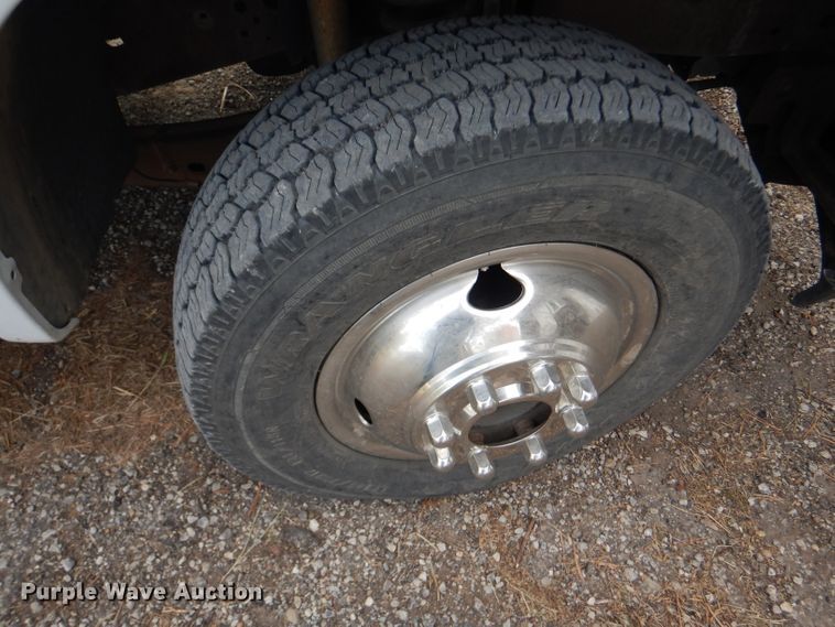 image for item DD4553 2005 Ford F350 Super Duty XLT SuperCab flatbed pickup truck