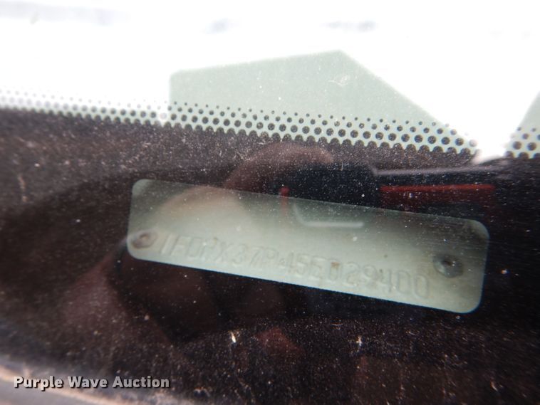 image for item DD4553 2005 Ford F350 Super Duty XLT SuperCab flatbed pickup truck