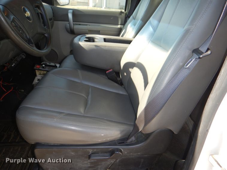 image for item DE4111 2009 Chevrolet Silverado 3500HD utility bed pickup truck