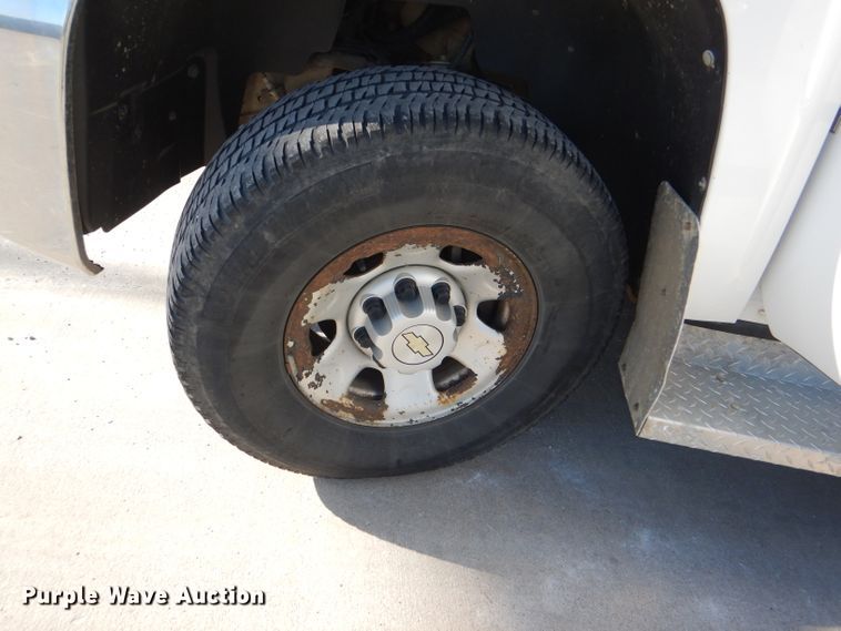 image for item DE4111 2009 Chevrolet Silverado 3500HD utility bed pickup truck