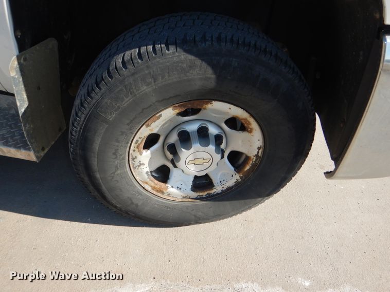 image for item DE4111 2009 Chevrolet Silverado 3500HD utility bed pickup truck