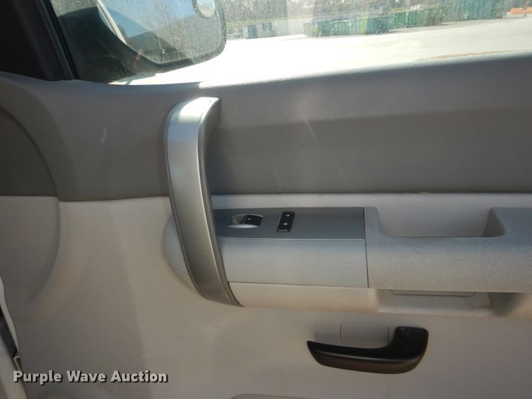 image for item DE4111 2009 Chevrolet Silverado 3500HD utility bed pickup truck