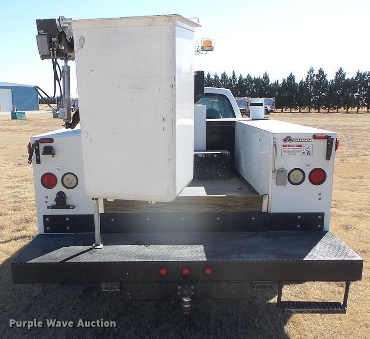 image for item DG0366 2001 Ford F450 Super Duty XL bucket truck