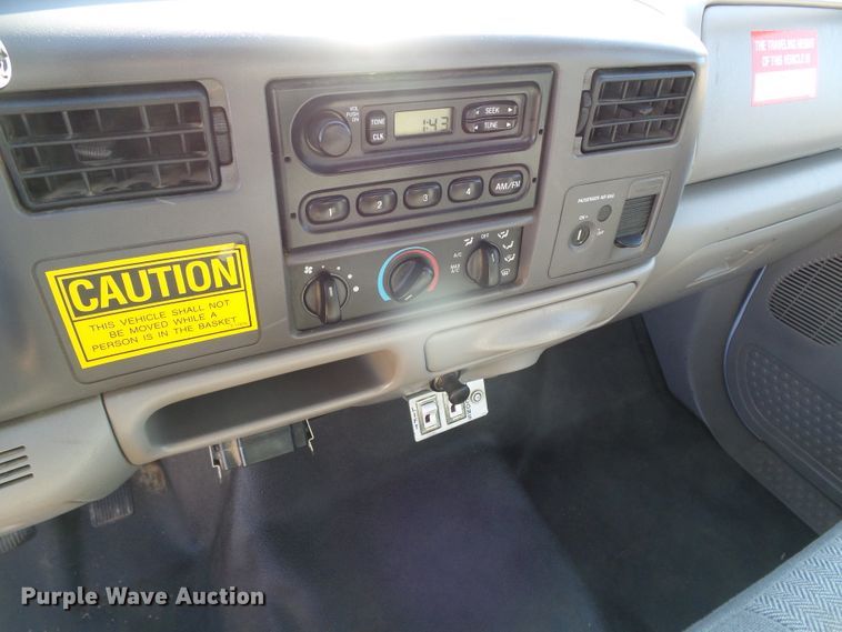 image for item DG0366 2001 Ford F450 Super Duty XL bucket truck