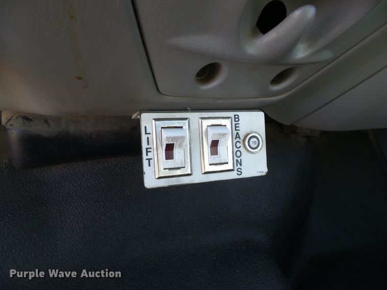 image for item DG0366 2001 Ford F450 Super Duty XL bucket truck