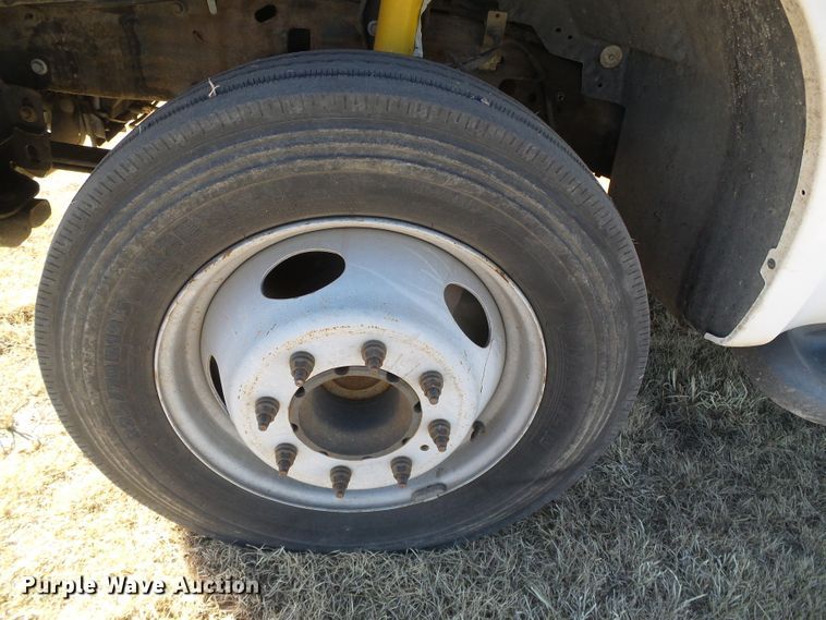 image for item DG0366 2001 Ford F450 Super Duty XL bucket truck