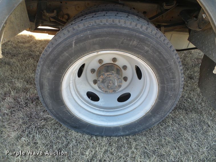 image for item DG0366 2001 Ford F450 Super Duty XL bucket truck