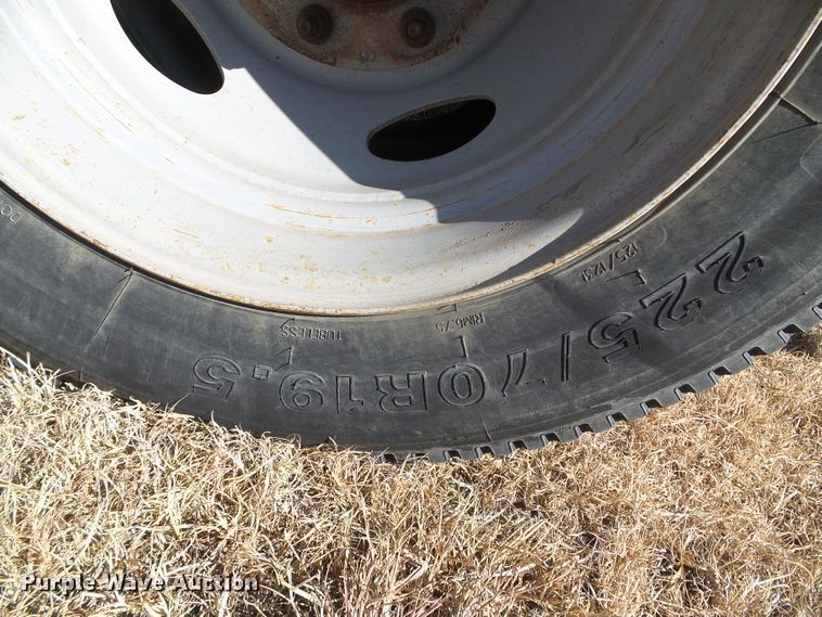 image for item DG0366 2001 Ford F450 Super Duty XL bucket truck