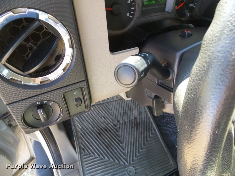 image for item DG0369 2008 Ford F550 Super Duty XLT SuperCab flatbed truck