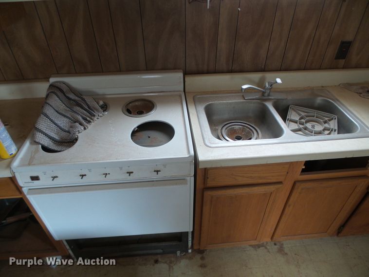 image for item DG0378 Oilfield doghouse