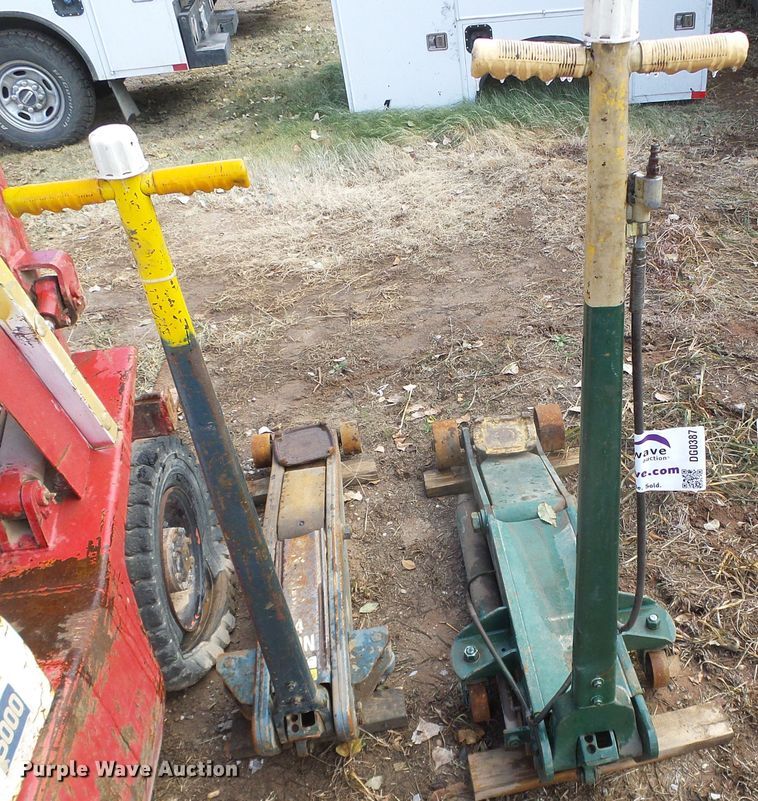 image for item DG0387 (2) air operated jacks