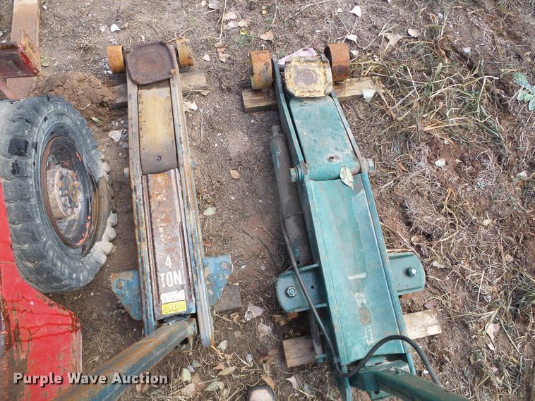 image for item DG0387 (2) air operated jacks