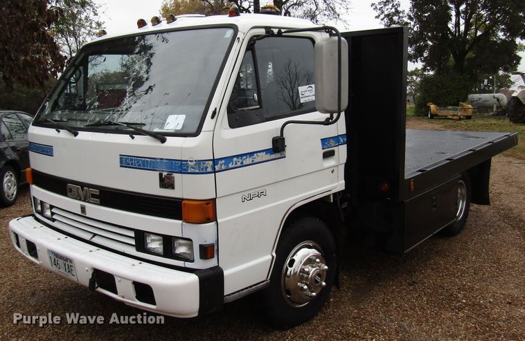 image for item DG6663 1994 Isuzu NPR flatbed truck