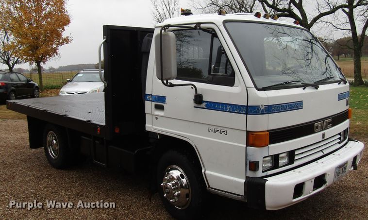 image for item DG6663 1994 Isuzu NPR flatbed truck