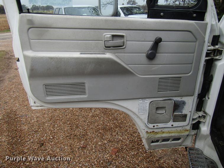 image for item DG6663 1994 Isuzu NPR flatbed truck