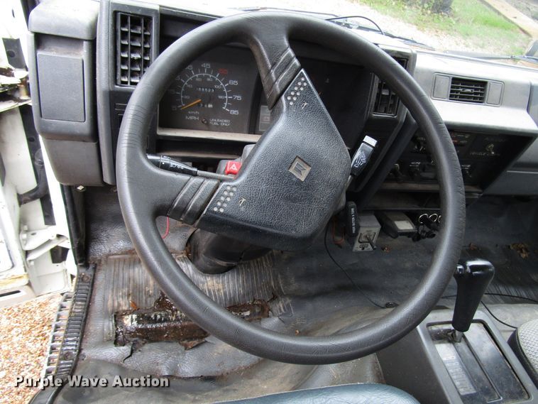 image for item DG6663 1994 Isuzu NPR flatbed truck