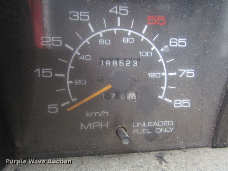 image for item DG6663 1994 Isuzu NPR flatbed truck