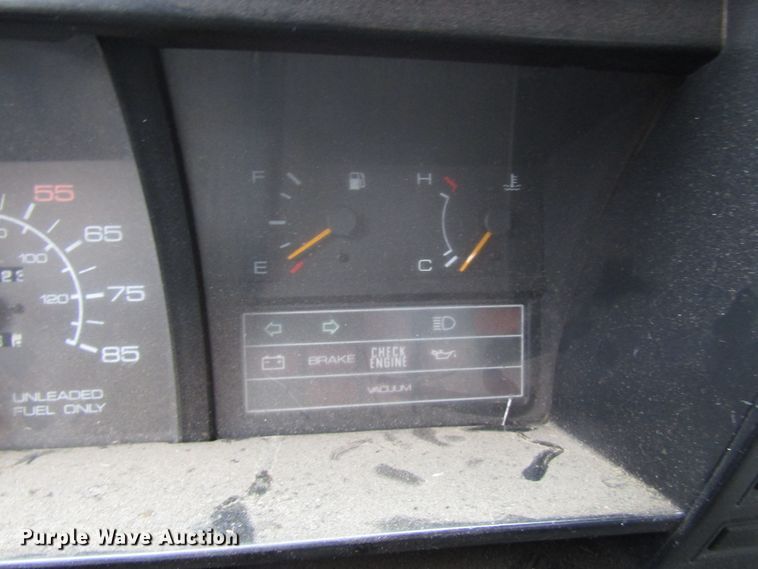 image for item DG6663 1994 Isuzu NPR flatbed truck