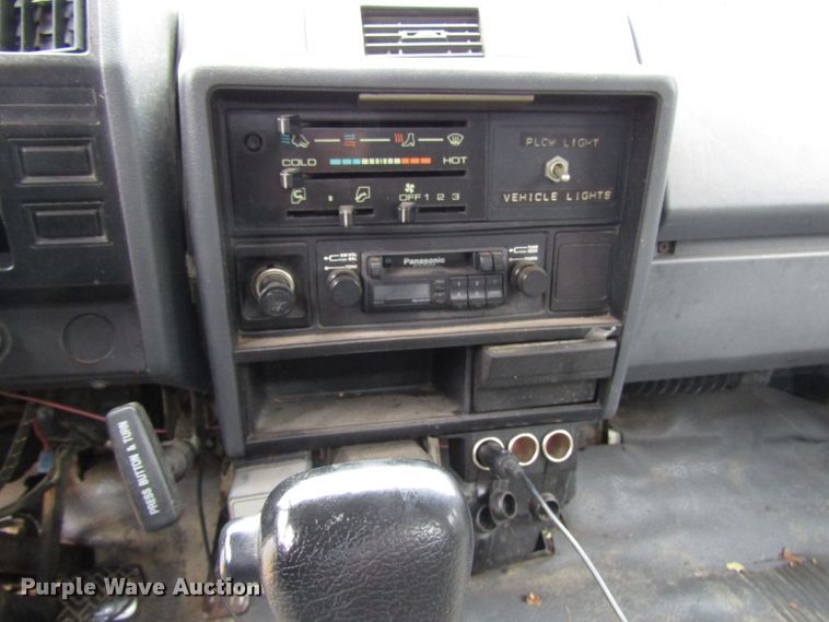 image for item DG6663 1994 Isuzu NPR flatbed truck