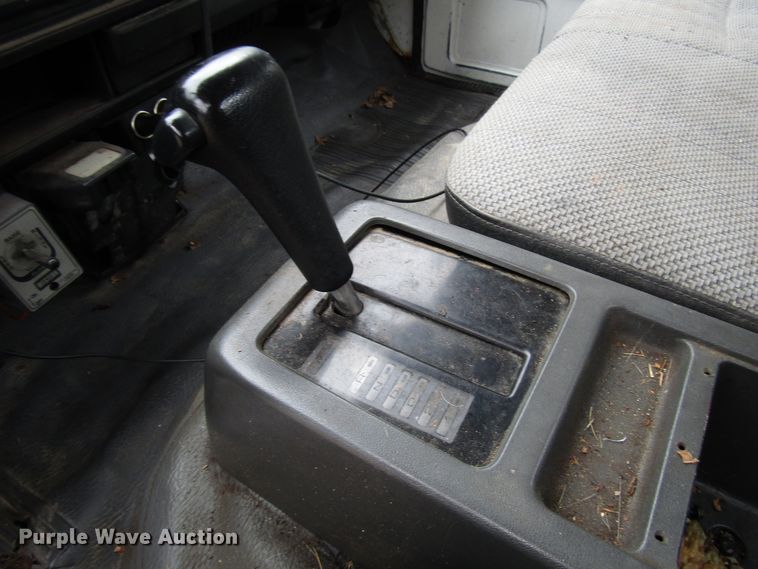 image for item DG6663 1994 Isuzu NPR flatbed truck