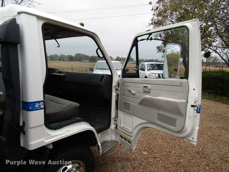 image for item DG6663 1994 Isuzu NPR flatbed truck