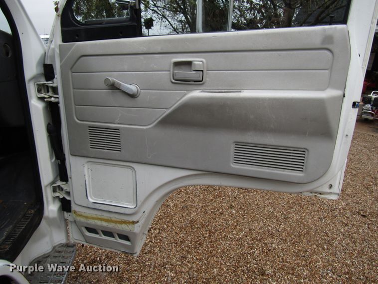 image for item DG6663 1994 Isuzu NPR flatbed truck