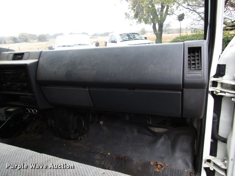 image for item DG6663 1994 Isuzu NPR flatbed truck