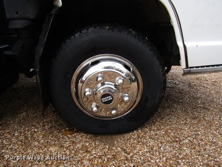 image for item DG6663 1994 Isuzu NPR flatbed truck