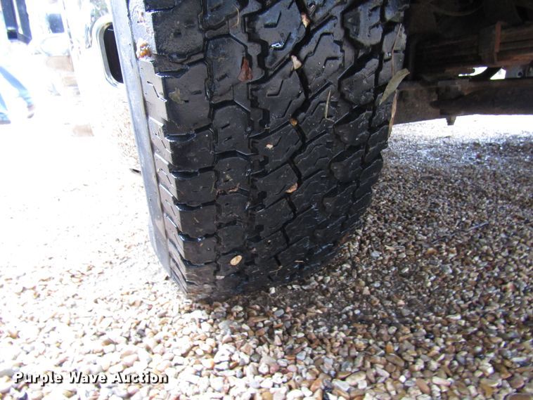 image for item DG6663 1994 Isuzu NPR flatbed truck