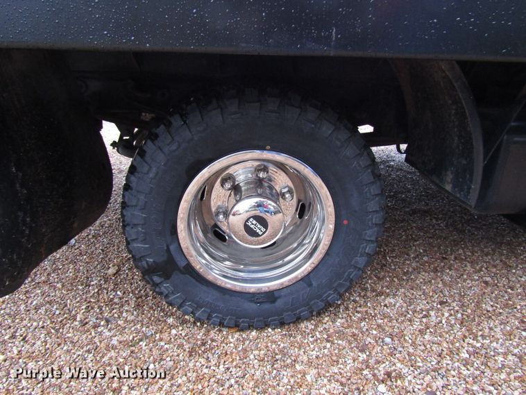 image for item DG6663 1994 Isuzu NPR flatbed truck