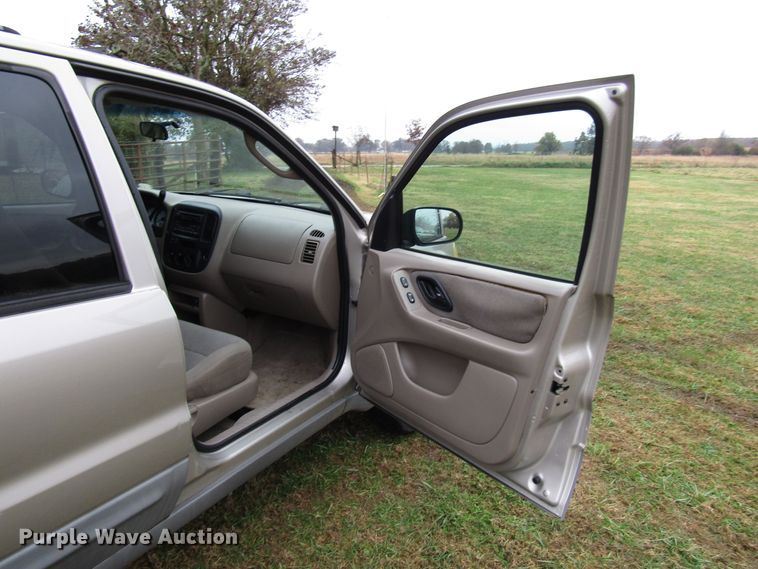 image for item DG6664 2001 Ford Escape SUV