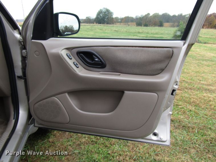 image for item DG6664 2001 Ford Escape SUV