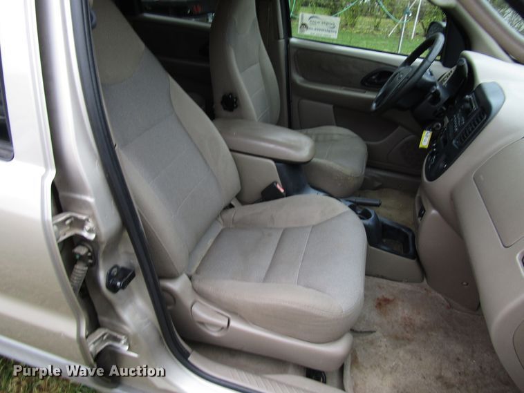 image for item DG6664 2001 Ford Escape SUV