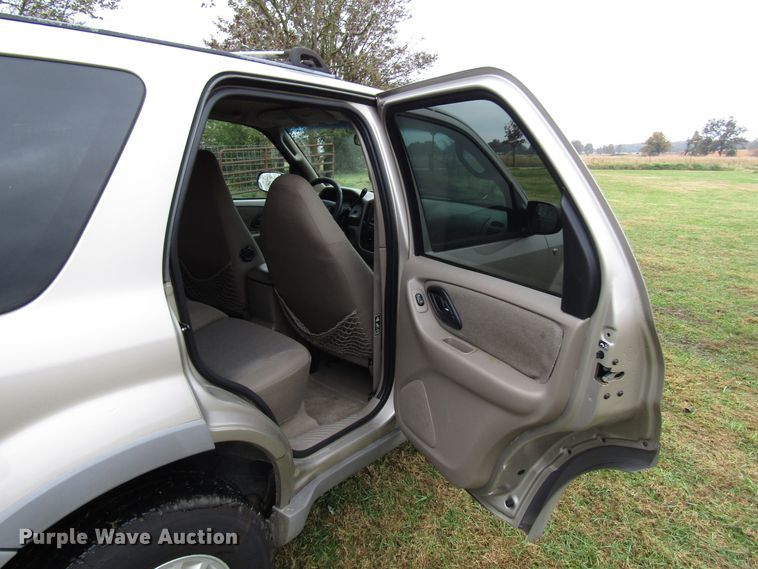 image for item DG6664 2001 Ford Escape SUV