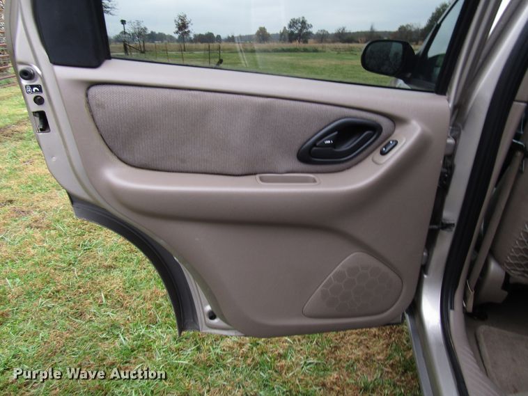 image for item DG6664 2001 Ford Escape SUV