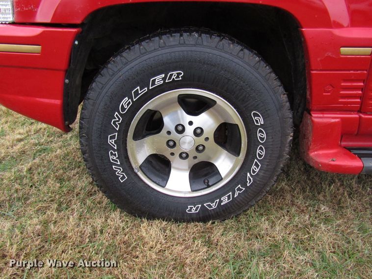 image for item DG6667 1995 Jeep Cherokee SUV