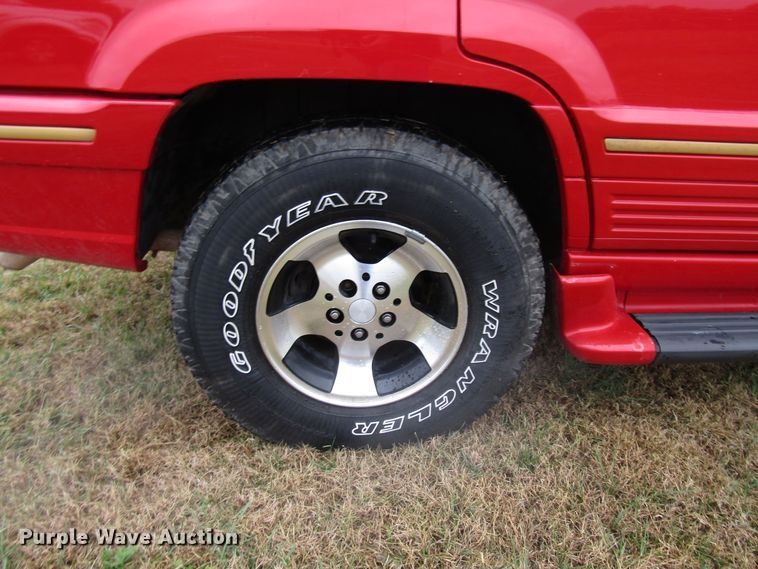 image for item DG6667 1995 Jeep Cherokee SUV